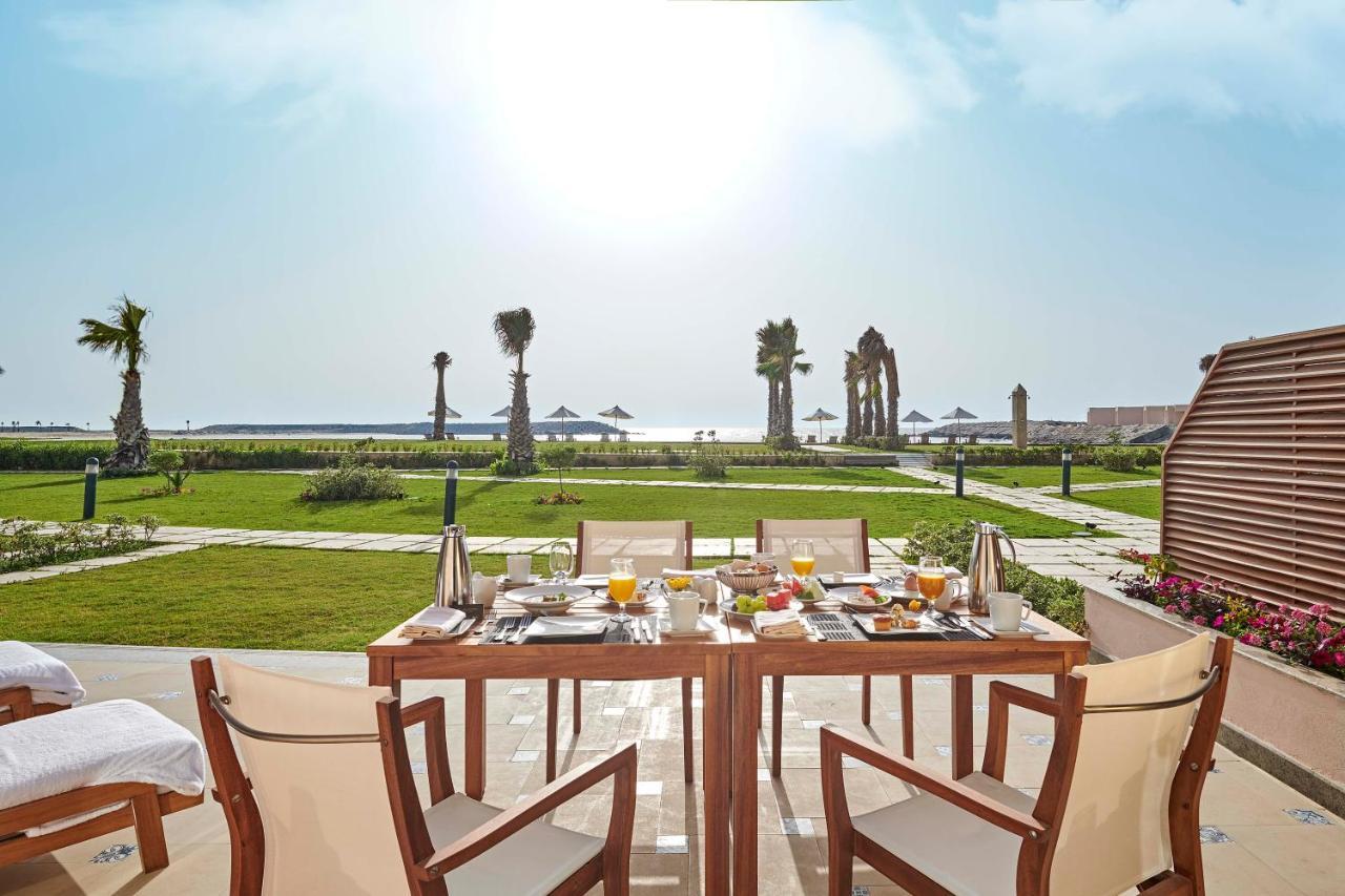 Four Seasons Hotel Alexandria At San Stefano Esterno foto The beach at the hotel