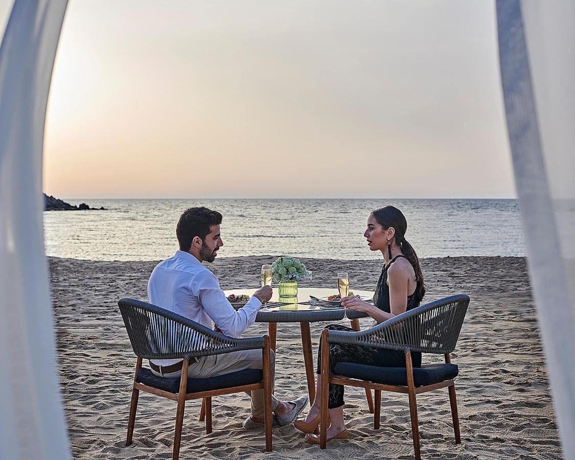 Four Seasons Hotel Alexandria At San Stefano Esterno foto Beachfront dining at the resort