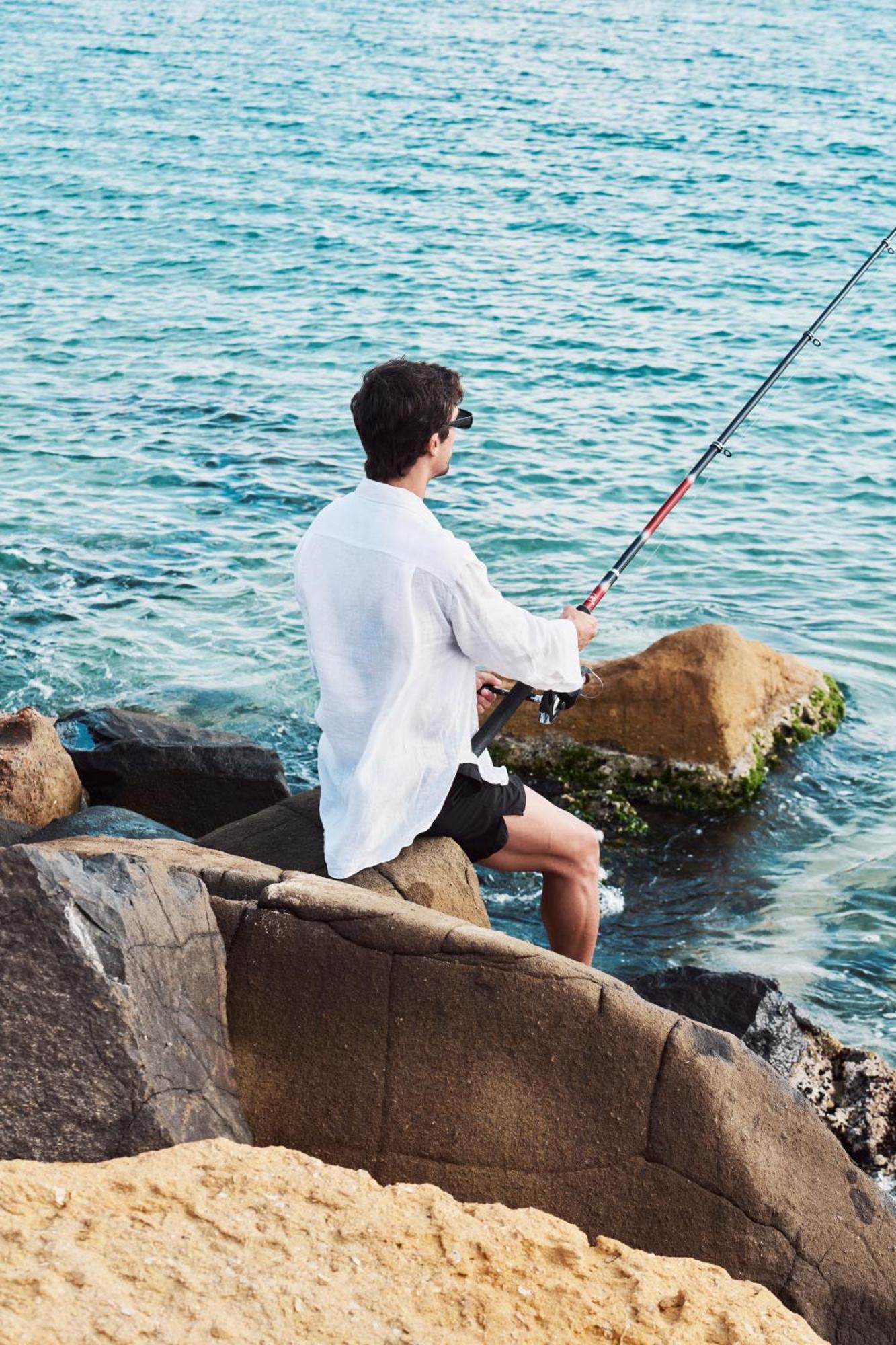 Four Seasons Hotel Alexandria At San Stefano Esterno foto A fisherman wearing a long-sleeved shirt