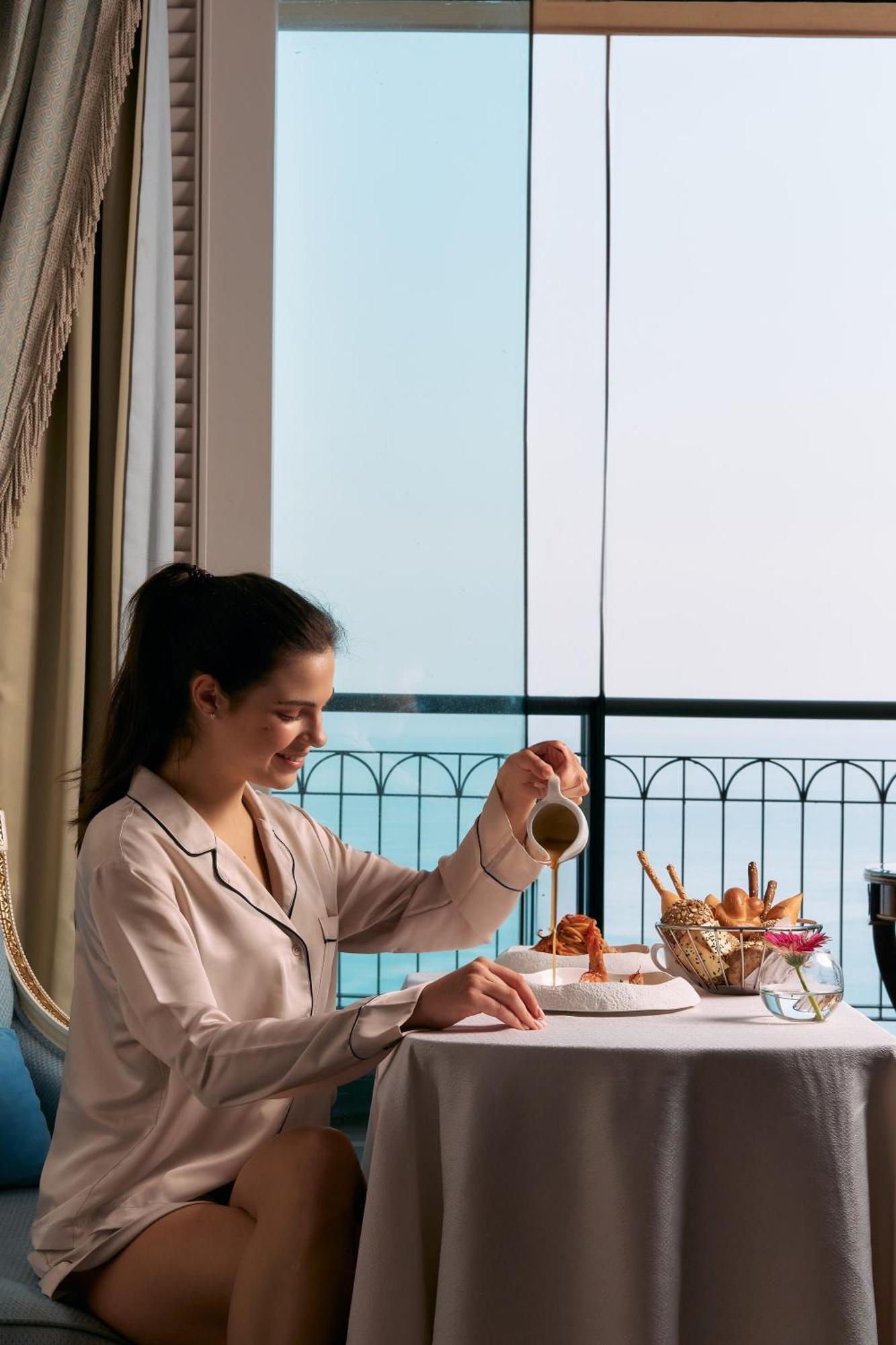 Four Seasons Hotel Alexandria At San Stefano Esterno foto A woman wearing pajamas