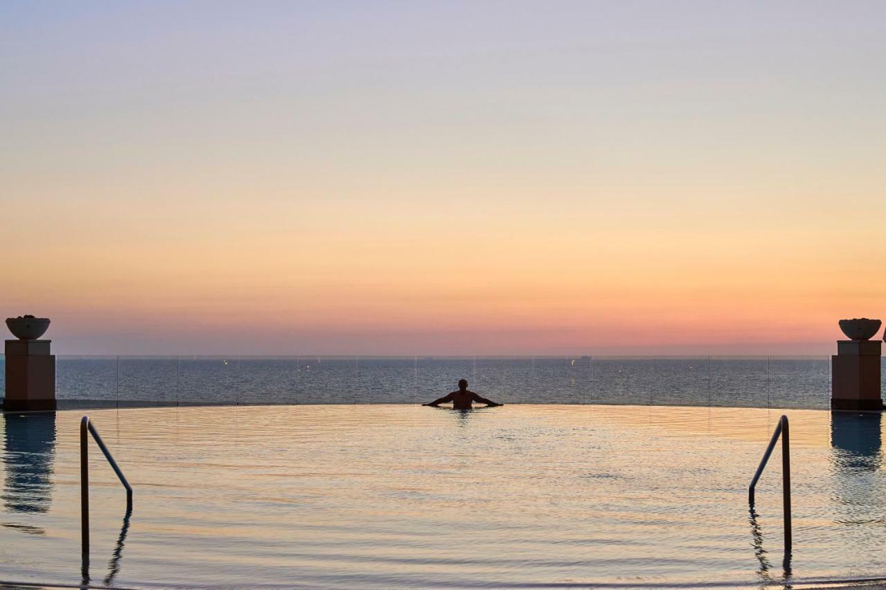 Four Seasons Hotel Alexandria At San Stefano Esterno foto Sunset at the pool